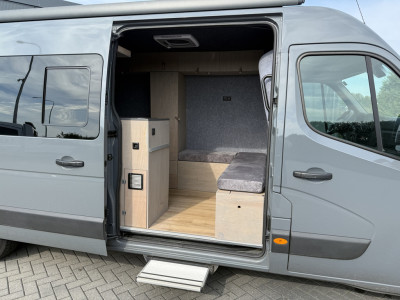 Renault Master T35 2.3 dCi 180 PK AUTOMAAT / L3H2 / CAMPER / BPM VRIJ GRIJS KENTEKEN / ZONNEPANEEL / LUIFEL / VENTILATIE / CAMERA / TREKHAAK foto 3