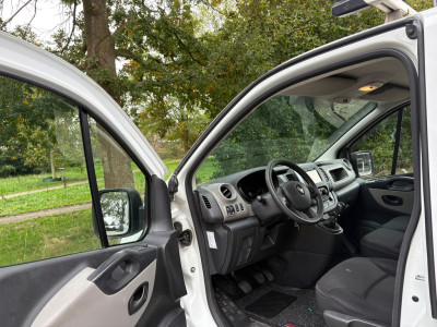 Renault Trafic 1.6 dCi T29 L2H1|EURO6|NAP|airco|cruise|trekhaak 2000KG|navi|parkeersensoren achter|bluetooth|drie zitplaatsen foto 11