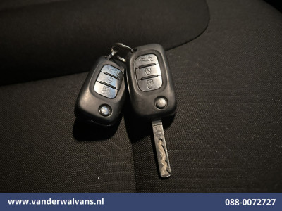 Renault Trafic 2.0 dCi 131pk L2H1 Euro6 Airco | LED | Cruisecontrol | 2500kg Trekhaak | Parkeersensoren Bijrijdersbank foto 18