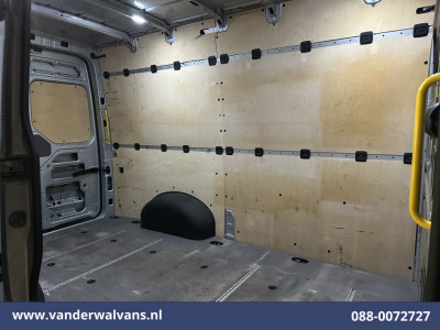 Volkswagen Crafter 2.0 TDI 141pk L3H3 L2H2 Euro6 Airco | Camera | Apple Carplay | Cruisecontrol | 3000kg Trekhaak Android Auto, Chauffeursstoel, Bijrijdersbank foto 14
