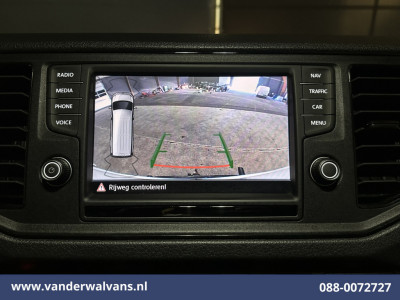 Volkswagen Crafter 2.0 TDI L3H2 L2H1 Euro6 Airco | Camera | Navigatie | Apple Carplay | Stoelverwarming Android Auto, 2500kg Trekhaak, Verwarmde voorruit, Parkeersensoren, Bijrijdersbank foto 2