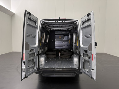 Volkswagen Crafter 2.0TDi 177PK DSG Automaat L3H3 | Led | Executive Edition | Standkachel | Navigatie | Camera | Airco | Cruise foto 4