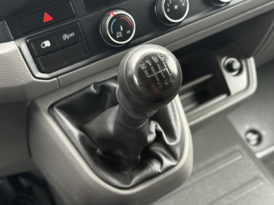 Volkswagen Crafter 35 2.0 TDI 177 PK / L3H3 / CAMERA / CRUISE / 3.5 TON TREKKEN / 3-ZITS / AIRCO / CARPLAY / GEVEERDE STOEL / 3500 KG AHG foto 18