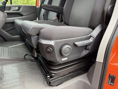 Volkswagen Crafter 35 2.0 TDI 177 PK / L3H3 / CAMERA / CRUISE / 3.5 TON TREKKEN / 3-ZITS / AIRCO / CARPLAY / GEVEERDE STOEL / 3500 KG AHG foto 20