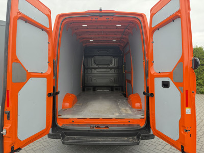 Volkswagen Crafter 35 2.0 TDI 177 PK / L3H3 / CAMERA / CRUISE / 3.5 TON TREKKEN / 3-ZITS / AIRCO / CARPLAY / GEVEERDE STOEL / 3500 KG AHG foto 6