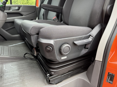 Volkswagen Crafter 35 2.0 TDI 177 PK / L3H3 / CAMERA / CRUISE / 3.5 TON TREKKEN / 3-ZITS / AIRCO / CARPLAY / GEVEERDE STOEL / 3500 KG AHG foto 9