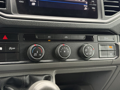 Volkswagen Crafter 35 2.0 TDI 177 PK / VERKOCHT! / L3H3 / CAMERA / CRUISE / 3.5 TON TREKKEN / 3-ZITS / AIRCO / CARPLAY / GEVEERDE STOEL / 3500 KG AHG foto 18