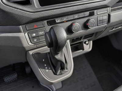 Volkswagen Crafter 35 2.0 TDI L3H2 PB Edition Adaptieve Cruise, Camera, Carplay, LED, Stoelverwarming, 177pk, Automaat, Multimedia,  Voorruit verwarming, Uniek! foto 10