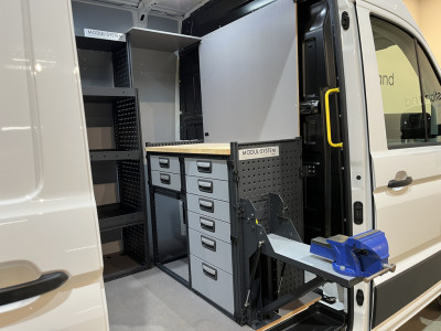 Volkswagen Crafter 35 2.0 TDI L3H3 180 PK Automaat / Euro 6 / Servicebus / Modul-System Inrichting / Euro 6 / 220V. / Trekhaak 3.000 KG / Airco / Adap. Cruise Control / Camera / CarPlay / 7.200 KM !! foto 19