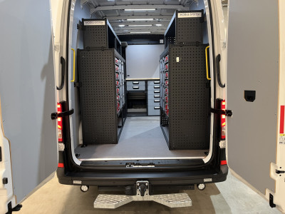 Volkswagen Crafter 35 2.0 TDI L3H3 180 PK Automaat / Euro 6 / Servicebus / Modul-System Inrichting / Euro 6 / 220V. / Trekhaak 3.000 KG / Airco / Adap. Cruise Control / Camera / CarPlay / 7.200 KM !! foto 5