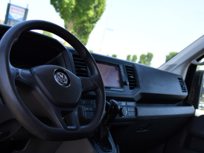 Volkswagen Crafter 35 2.0 TDI L3H3 Black Edition Camera, Cruise, Carplay, Automaat, Trekhaak, 177pk, Airco, Multimedia, Uniek! foto 2