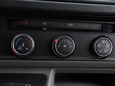 Volkswagen Crafter 35 2.0 TDI L3H3 PB Edition Camera, Adaptieve Cruise, Carplay, LED, Trekhaak, Multimedia, 140pk, Automaat, Sensoren, Uniek! foto 16