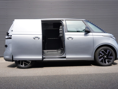 Volkswagen ID. Buzz Cargo ID. Buzz Cargo 286 pk, Bulli Limited Edition,  Achteruitrijcamera, Comfortstoelen met armleuning, Navigatie, Achterdeuren zonder ruit, Trekhaak foto 4