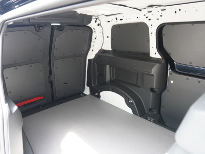 Volkswagen ID. Buzz Cargo ID. Buzz Cargo 340 pk 4-Motion, Bulli Limited Edition,  Achteruitrijcamera, Comfortstoelen met armleuning, Navigatie, Achterdeuren zonder ruit, Trekhaak, Warmtepomp foto 5