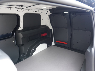 Volkswagen ID. Buzz Cargo ID. Buzz Cargo 340 pk 4-Motion, Bulli Limited Edition,  Achteruitrijcamera, Comfortstoelen met armleuning, Navigatie, Achterdeuren zonder ruit, Trekhaak, Warmtepomp foto 6