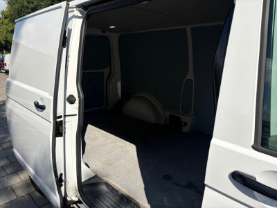 Volkswagen TRANSPORTER 2.0 TDI L2H1 150PK!|DSG Automaat|airco|achteruitrijcamera|apple carplay|drie zitplaatsen foto 10