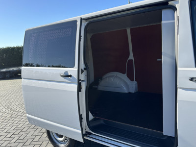 Volkswagen Transporter 2.0 TDI 102 PK / L1H1 / ACHTERKLEP / 1e EIGENAAR / AIRCO / CRUISE / CAMERA foto 10