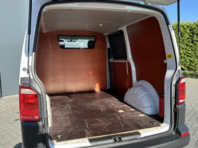 Volkswagen Transporter 2.0 TDI 102 PK / L1H1 / ACHTERKLEP / 1e EIGENAAR / AIRCO / CRUISE / CAMERA foto 9