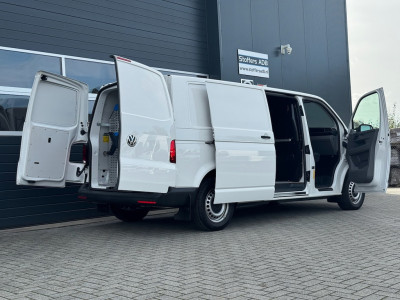 Volkswagen Transporter 2.0 TDI 110pk L2H1 | Navi | Kastinrichting Sortimo | Winterpack | Cruise | CarPlay | DAB | Betonplex foto 3