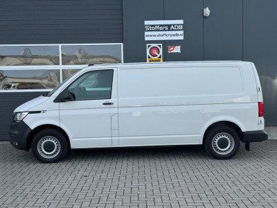 Volkswagen Transporter 2.0 TDI 110pk L2H1 | Navi | Kastinrichting Sortimo | Winterpack | Cruise | CarPlay | DAB | Betonplex foto 4