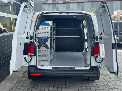 Volkswagen Transporter 2.0 TDI 110pk L2H1 | Navi | Kastinrichting Sortimo | Winterpack | Cruise | CarPlay | DAB | Betonplex foto 9
