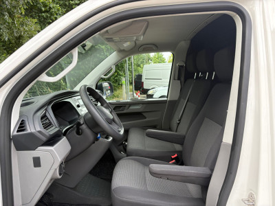 Volkswagen Transporter 2.0 TDI L1H1|110PK|airco|cruise|bluetooth|trekhaak|parkeersensoren achter|imperiaal|drie zitplaatsen|EURO6. 21