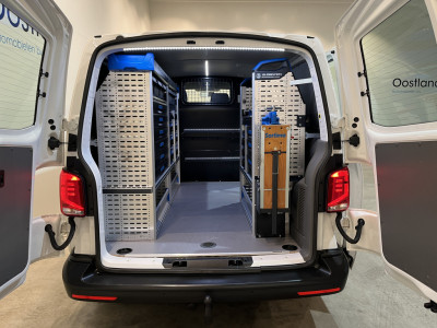 Volkswagen Transporter 2.0 TDI L1H1 150 PK Servicebus / Sortimo Inrichting / Euro 6 / 220V. / Airco / CarPlay / Camera / Cruise Control / Trekhaak / 3-Zits / foto 4