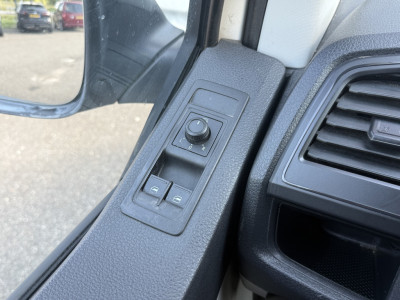 Volkswagen Transporter 2.0 TDI L1H1 Highline | Airco | Nieuwe Motor bij 240.000 | Inrichting | APK 03/27 foto 17
