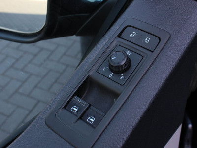 Volkswagen Transporter 2.0 TDI L2H1 150PK JB-EDITION / PDC / VERLAGINGSVEREN / LEDEREN BEKLEDING / FULL / APPLE CARPLAY /NAVIGATIE foto 15