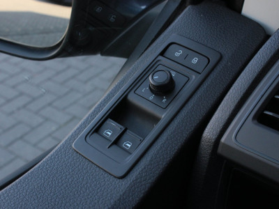 Volkswagen Transporter 2.0 TDI L2H1 150PK JB-EDITION / PDC / VERLAGINGSVEREN / LEDEREN BEKLEDING / FULL / APPLE CARPLAY /NAVIGATIE foto 21