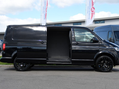 Volkswagen Transporter 2.0 TDI L2H1 30 Bulli Black Edition Virtual, Adaptieve Cruise, Camera, LED, Stoelverwarming, Trekhaak, Automaat, Multimedia, 150pk, Uniek! foto 11