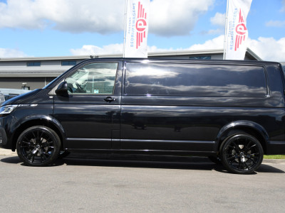 Volkswagen Transporter 2.0 TDI L2H1 30 Bulli Black Edition Virtual, Adaptieve Cruise, Camera, LED, Stoelverwarming, Trekhaak, Automaat, Multimedia, 150pk, Uniek! foto 9