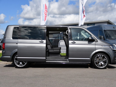 Volkswagen Transporter 2.0 TDI L2H1 32 DC Caravelle Virtual, Adaptieve Cruise, Carplay, LED, Leder, 2 x Electrische deur, Automaat, Clima, Stoelverwarming, Uniek! Bulli / Highline foto 11