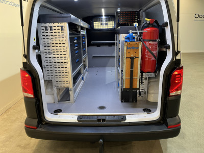 Volkswagen Transporter 2.0 TDI L2H1 4Motion 4X4 150 PK Servicebus / Sortimo Inrichting / Euro 6 / 220V. / Airco / CarPlay / Camera / Trekhaak / Cruise Control / Navigatie / Klep foto 4