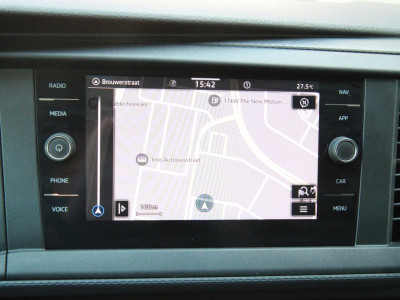 Volkswagen Transporter 2.0 TDI L2H1 Automaat 150PK / Camera / App connect / Navi 21