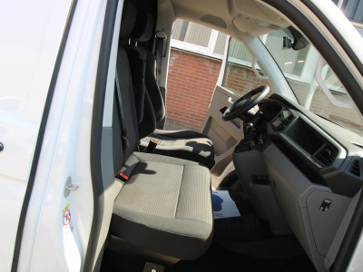 Volkswagen Transporter 2.0 TDI L2H1 Automaat 150PK / Camera / App connect / Navi 4