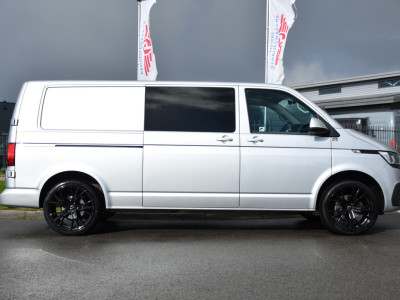 Volkswagen Transporter 2.0 TDI L2H1 DC PB Edition MARGE! Cruise, Carplay, Airco, 150pk, Sensoren, Trekhaak, Multimedia, Automaat, Uniek! foto 10