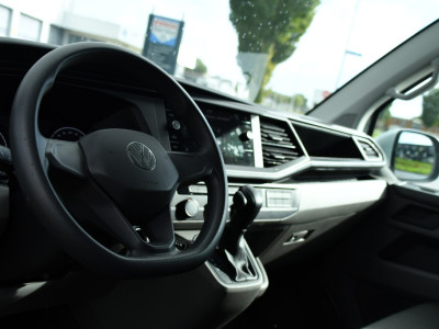 Volkswagen Transporter 2.0 TDI L2H1 DC PB Edition MARGE! Cruise, Carplay, Airco, 150pk, Sensoren, Trekhaak, Multimedia, Automaat, Uniek! foto 12