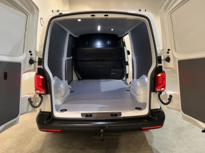 Volkswagen Transporter 2.0 TDI L2H1 / Euro 6 / Schuifdeur L + R / Airco / CarPlay / Cruise Control  / Camera / Trekhaak / 3-Zits / 64.300 KM !! foto 5