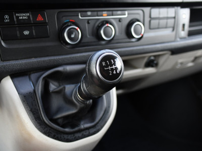 Volkswagen Transporter 2.0 TDI L2H1 Highline Cruise, Stoelverwarming, 140pk, Trekhaak, Sensoren, Multimedia, Voorruit verwarming, Uniek! 19