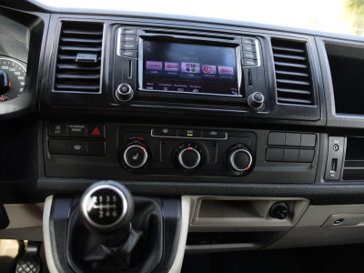 Volkswagen Transporter 2.0 TDI L2H1 Highline Cruise, Stoelverwarming, 140pk, Trekhaak, Sensoren, Multimedia, Voorruit verwarming, Uniek! 21