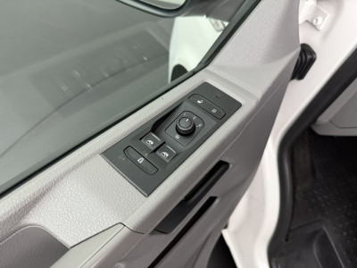 Volkswagen Transporter 2.0TDI Lang | Imperiaal | Trekhaak | Multimedia | Camera | Airco | 3-Zits | Betimmering foto 8