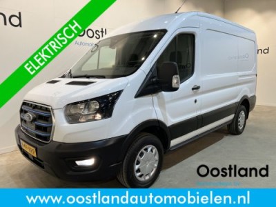 Ford E-Transit 350 L2H2 Trend 68 kWh 184 PK / 100% Elektrisch !! / Airco / Cruise Control / CarPlay / Camera / Navigatie / 3-Zits / 12.200 KM !!