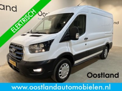 Ford E-Transit 350 L2H2 Trend 89 kWh / 100% Elektrisch !! / Airco / Cruise Control / CarPlay / Camera / Navigatie / 3-Zits / 11.000 KM !!