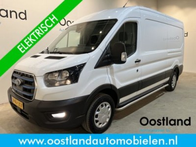 Ford E-Transit 350 L3H2 Trend 68 kWh 184 PK / 100% Elektrisch !! / Airco / Cruise Control / CarPlay / Camera / Navigatie / 3-Zits / NIEUW !!