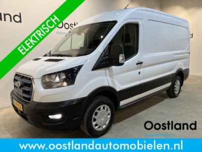 Ford E-Transit L2H2 Trend 68 kWh 184 PK / 100% Elektrisch !! / Airco / Cruise Control / CarPlay / Camera / Navigatie / 3-Zits / 15.500 KM !!