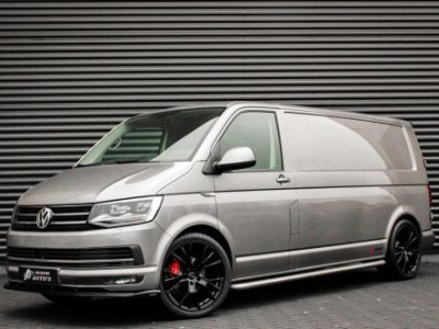 Volkswagen Transporter 2.0 TDI L2H1 150PK / APPLE CARPLAY / VERLAAGD / LEDEREN BEKLEDING / FULL BLACK / TREKAAK / SPOILER / CRUISE