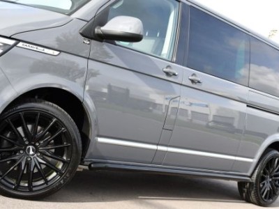 Volkswagen Transporter 2.0 TDI L2H1 DC Caravelle Full options! Adaptieve Cruise, Virtual, Carplay, LED, 204PK, 2 x Schuifdeur, Clima, Stoelverwarming, Trekhaak, Uniek! Bulli